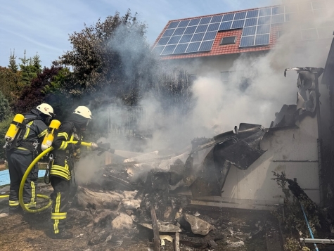 Beim Brand mehrerer Gartenhütten im Carl-Goerdeler-Weg in Volkmarsen griffen die Flammen auch auf eine Hecke und den Wintergarten eines Wohnhauses über.