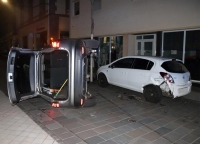 Schwer verletzt wurde der Fahrer (80) eines grauen Nissan in ein örtliches Krankenhaus gebracht, nachdem dieser mit einem parkendem Opel kollidiert war.