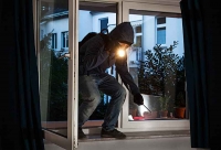 Durch lautes Schreien hat ein Hausbesitzer in Vöhl Einbrecher vertrieben - die Polizei in Korbach sucht Zeugen.