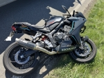 Das beschädigte Motorrad nach dem Unfall auf der B 253. Der Fahrer wurde mit schweren Verletzungen ins Krankenhaus gebracht.