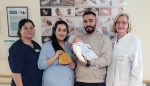 Yagiz Alp Saygaz wurde am Neujahrstag als erstes Baby im Frankenberger Krankenhaus geboren - hier mit seinen überglücklichen Eltern Nazan und Mehmet Saygaz aus Frankenberg. Kinderkrankenschwester Eileen Frank (links) sowie die Leitende Oberärztin und kommissarische Leiterin der Klinik für Gynäkologie und Geburtshilfe, Gabriele Schalk, beglückwünschten die junge Familie.
