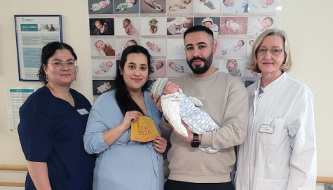 Yagiz Alp Saygaz wurde am Neujahrstag als erstes Baby im Frankenberger Krankenhaus geboren - hier mit seinen überglücklichen Eltern Nazan und Mehmet Saygaz aus Frankenberg. Kinderkrankenschwester Eileen Frank (links) sowie die Leitende Oberärztin und kommissarische Leiterin der Klinik für Gynäkologie und Geburtshilfe, Gabriele Schalk, beglückwünschten die junge Familie.