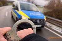 In einer Gaststätte in der Giflitzer Straße nahmen Polizisten einen gesuchten Mann fest.