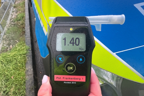 Am 11. November 2025 stoppte die Polizei auf einem Parkplatz einen Opel nach einer Kollision auf der A 49.