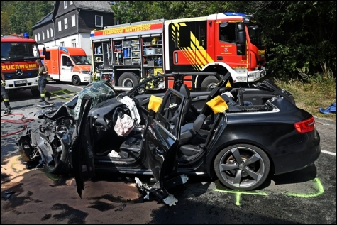 Der Fahrer des Audi musste von der Feuerwehr befreit und mit dem Rettungshubschrauber in eine Bochumer Klinik geflogen werden.