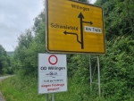 Ein Hinweisschild informiert über die geplante Vollsperrung der Ortsdurchfahrt Willingen am Samstag, 6. Juli, wegen eines Festzugs. Die Sperrung dauert von 13.30 Uhr bis 14.30 Uhr.