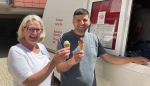 Geschäftsführerin Margarete Janson begrüßte den Eiswagen am Kreiskrankenhaus.