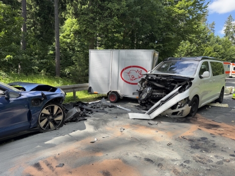 Der blaue E-Audi und das weiße Wohnmobil stießen frontal zusammen – der Anhänger wurde mitgerissen und stark beschädigt.