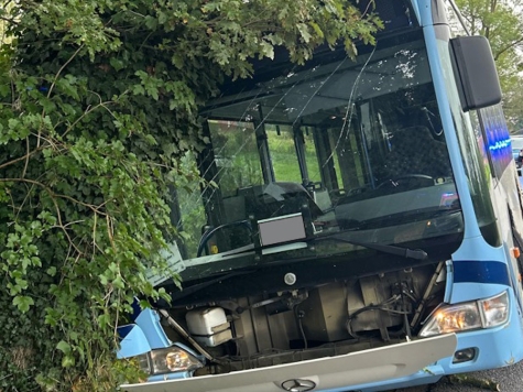 Der Linienbus rutschte am 9. Oktober 2026 an den Rand eines Straßengrabens.