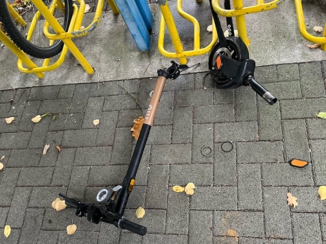 Unbekannte Täter beschädigten zwischen dem 23. und 24. Oktober 2026 mehrere Fahrräder am Bahnhof in Bad Driburg und entwendeten zahlreiche Bauteile.