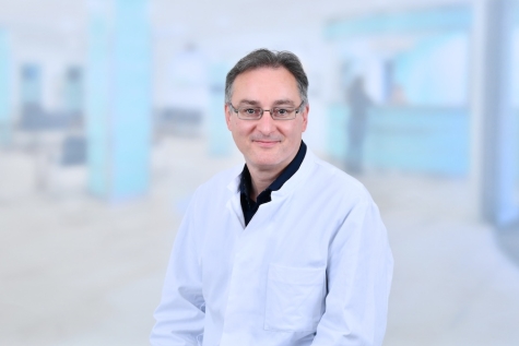 Dr. med. Arkadiy Radzikhovskiy, der seit März 2026 die  Allgemein- und Viszeralchirurgie an beiden Standorten leitet,  vertritt ein ganzheitliches Behandlungskonzept. Bereits seit  2022 finden am Standort Frankenberg monatlich bewährte  Informationsabende statt, bei denen er über die verschiedenen  Verfahren der Adipositas-Chirurgie und das ganzheitliche  Konzept des Adipositas-Zentrums aufklärt.