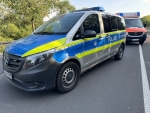 Dank zahlreicher Helfer und unter der Koordination der Polizei Höxter konnte ein 84-jähriger Mann gerettet werden. Im Bild: Polizeifahrzeug am Einsatzort.