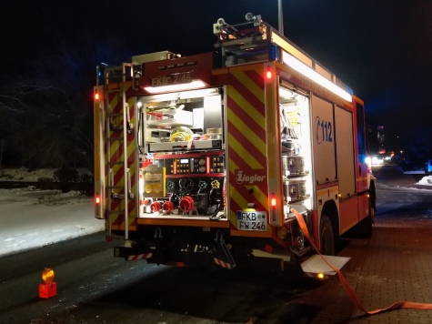 Auf dem Hof eines Autoteilehändlers in der Berleburger Straße kam es am 7. Januar 2026 unmittelbar nach dem Einbau einer neuen Batterie zu einer Rauchentwicklung am Pkw.