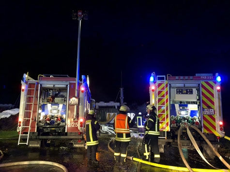 In Gemünden-Grüsen kam es zu einem Brand in einer Biogasanlage. Mehrere Feuerwehren waren im Einsatz, um das Feuer im Motorraum zu löschen. 