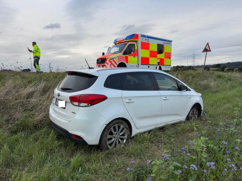 Am 17. September 2025 gegen 18.15 Uhr kam ein weißer Kia nach links von der Fahrbahn ab und blieb in einem Feld stehen.