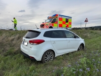 Am 17. September 2025 gegen 18.15 Uhr kam ein weißer Kia nach links von der Fahrbahn ab und blieb in einem Feld stehen.