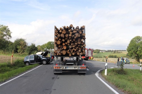 Am Drenker Kreuz bei Tietelsen kollidierten am 8. September 2026 ein Dacia und ein Holztransporter.