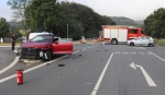 Auf der B 64 bei Bad Driburg stießen am 21. Juli 2026 ein Mercedes und ein VW T-Roc zusammen.