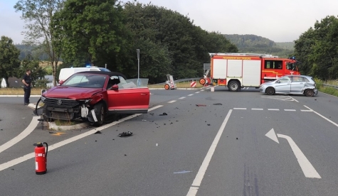 Auf der B 64 bei Bad Driburg stießen am 21. Juli 2026 ein Mercedes und ein VW T-Roc zusammen.