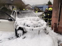 Am 26. November 2025 geriet vor einem Wohngebäude in Korbach ein Mercedes in Brand.