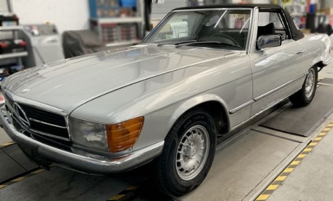 Unbekannte Täter stahlen in der Nacht zum 8. Oktober 2026 diesen Mercedes 450 SL in Bielefeld.