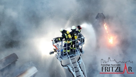 Zahlreiche Feuerwehren und Hilfsorganisationen waren bei dem Wohnhausbrand in Fritzlar im Einsatz.