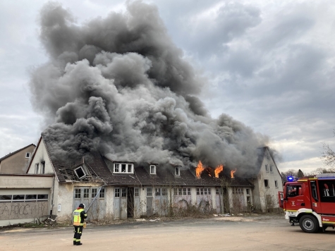Bei einem Gebäudebrand am 2. April 2026 in Bad Arolsen waren mehrere Feuerwehren im Einsatz.