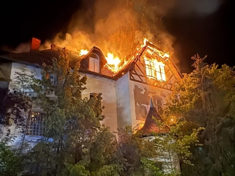 Die Feuerwehr arbeitet derzeit weiter an der Brandbekämpfung in der Brunnenallee.