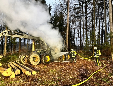 Eine Forstmaschine wurde am 24. Januar 2022 bei Willershausen ein Raub der Flammen.
