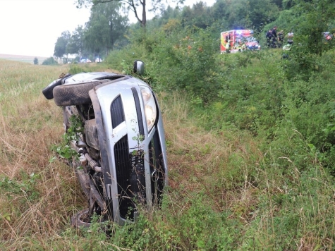 Auf der L 890 bei Beverungen kam ein VW Corsa am 19. August 2026 von der Fahrbahn ab und blieb in einem Feld liegen.
