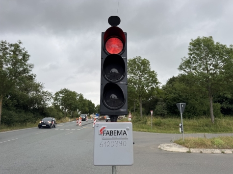Eine Baustellenampel regelt am 16. September 2025 den Verkehr im Baustellenbereich.