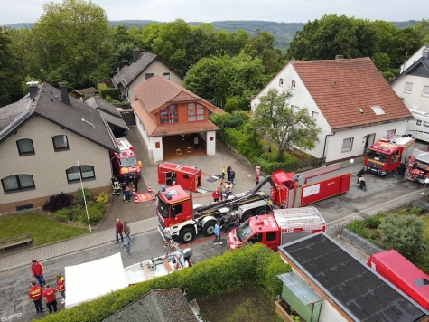 Auch bei der Jubiläumsfeier demonstrierte die Feuerwehr Obermarsberg ihre Einsatzstärke und enge Freundschaft zur Partnerwehr aus Schöningsdorf.