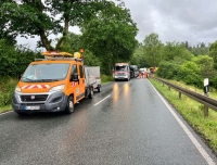 Ein Lkw mit Anhänger versperrt die B 253 bei Frankenberg im Landkreis Waldeck-Frankenberg.