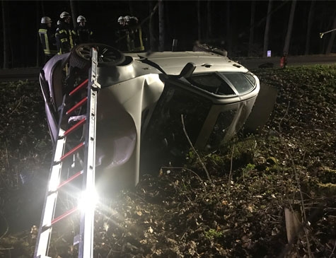 Dieser silbergraue BMW kam am 8. April von der Fahrbahn ab. Der schwerverletzte Fahrer wurde mit dem RTH Christoph 90 nach Marburg geflogen. 