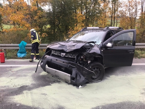 Rettungskräfte im Einsatz nach schwerem Unfall auf der B252 zwischen Bad Arolsen und Twistetal-Twiste. Mindestens vier Pkw sind beteiligt.