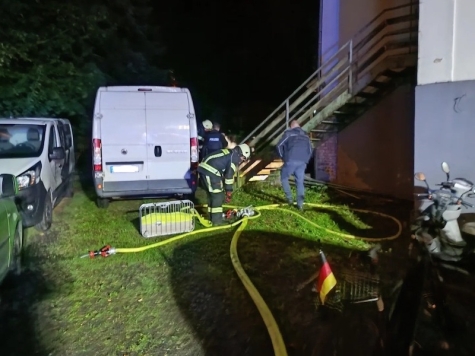 Die Einsatzkräfte löschten die brennende Feuertonne, die fälschlicherweise als Feuer im Gebäude gemeldet wurde.