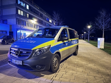 Am Rainer-Dierichs-Platz klickten die Handschellen: Polizei nimmt Frau und Mann aus dem Landkreis Kassel fest – mutmaßlich wegen gewerbsmäßigen Betrugs.