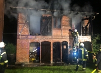 In Bad Arolsen brannte am frühen Mittwochmorgen (21. Juli) ein Schuppen - die Feuerwehr konnte ein Übergreifen auf das angrenzende Wohnhaus verhindern.
