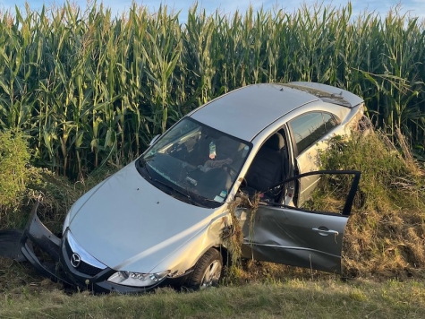 Der Mazda kam nach einem Überschlag mit Totalschaden im Straßengraben zum Stehen. Die Fahrerin wurde schwer verletzt.