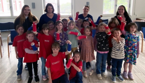 Die Vorschulkinder der KiTa Geismar mit Erzieherinnen und den Pflegkräften Katharina Sommer (Mitte links) und Sabine Drössler (Mitte rechts) der Notaufnahme.