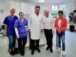 Die Geschäftsführung des Krankenhauses Bad Arolsen begrüßt das Praxisteam in den neuen Räumlichkeiten.
