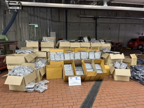Beamte beschlagnahmten 1,2 Tonnen Marihuana und mutmaßlich 200 Kilo Kokain.