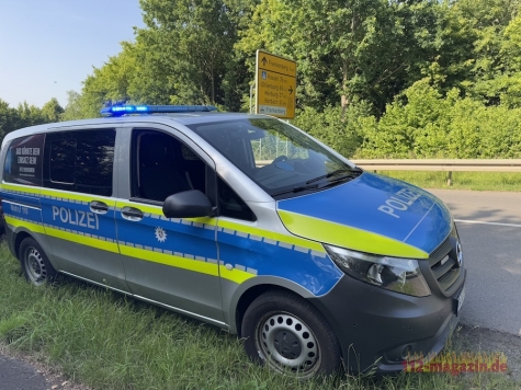 Eine Autofahrerin kollidierte am 1. Oktober 2026 im Korbacher Südring mit zwei geparkten Fahrzeugen.