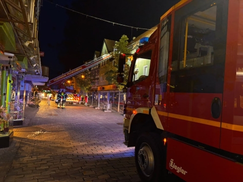 Die Feuerwehr kontrollierte die Brandstelle am 25. Juli 2026 mit einer Drehleiter.