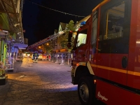 Die Feuerwehr kontrollierte die Brandstelle am 25. Juli 2026 mit einer Drehleiter.