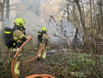 In einem Waldst&uuml;ck brannte am 16. M&auml;rz 2026 ein Holzverschlag in voller Ausdehnung.