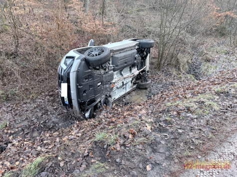 Der weiße Hyundai Tucson kam am 12. März 2026 im Graben auf der Seite zum Liegen.