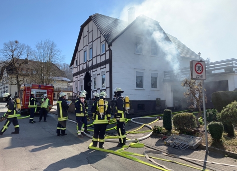 Die Feuerwehr Brilon hat am Dienstagmittag (22. März 2022) einen Garagenbrand in Alme gelöscht. Dort waren gegen 11.40 Uhr verschiedene Gegenstände in einer Doppelgarage in Brand geraten.