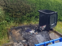 Brennende Mülltonnen mussten in Waldeck von der Freiwilligen Feuerwehr am 20. Mai abgelöscht werden.