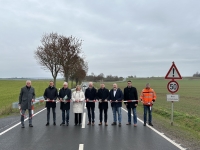 Gelungene länderübergreifende Gemeinschaftsmaßnahme – die Beteiligten aus dem Landkreis Waldeck-Frankenberg und dem Hochsauerlandkreis präsentieren die grundhaft  erneuerte Kreisstraße: (v.l.n.r.) Adolf Scheuermann, Sachbearbeiter Kreisstraßenbau Land- kreis Waldeck-Frankenberg; Swen Meier, Geschäftsführer Fa. Rohde; Karl-Friedrich Frese,  Erster Kreisbeigeordneter/ Baudezernent Landkreis Waldeck-Frankenberg; Gerlinde Strathmann, Fachbereichsleiterin Bauen/ Kataster/ Umwelt Hochsauerlandkreis; Volker Becker, Bürgermeister Gemeinde Diemelsee; Thomas Grosche, Landrat Hochsauerland- kreis; Matthias Koch, Bürgermeister Stadt Marsberg; Sebastian Schmitz, Fachdienstleiter  Kreisstraßenbau Hochsauerlandkreis; Dirk Wagner, Hessen Mobil